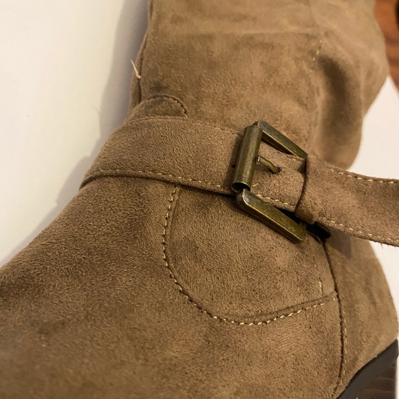 Gorgeous Knee-High Tan Suede Feel Boots - Picture 3 of 6